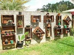Huacales En Jardin Jardineras De Madera Decoracion De Patio Jardines Verticales