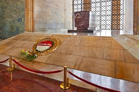 Heyeti ile birlikte aslanlı yolda yürüyerek ulu önder mustafa kemal atatürk'ün mozolesine çelenk koyan sennaroğlu, daha sonra saygı duruşunda bulundu. Visiting The Ataturk Mausoleum Anitkabir Planetware