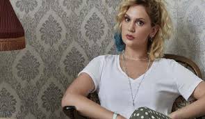 İnci'nin yanına gelmeye çalışan han ise i̇nci'yi ağır yaralı halde buldu. Masumlar Apartmani Inci Si Farah Zeynep Abdullah Gizemli Hayranina Seslendi Z Kadin Haberleri Kadin Dunyasi