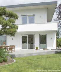 Moderner Zuruckhaltender Neubau Mit Gross Angelegter Terrasse Uber Zwei Treppenstufen Erreicht Man Dei Rasenflache Die T Haus Architektur Baustil Architektur