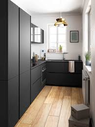 Total Look Noir Pour Cette Petite Cuisine Semi Ouverte Cuisine Mobalpa Cuisine Moderne Cuisine Noire
