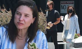 Jetzt tickets bei eventim sichern und sophia live erleben. Sophia Bush Goes Casual In Ripped Jeans For Lunch Date With New Man Grant Hughes Daily Mail Online