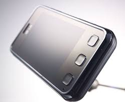 LG KC910 Renoir vs. Motorola VE75 - Phonegg