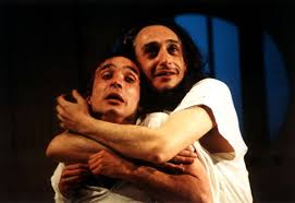 Dramatizarea lui dale wasserman concentrează acțiunea pe obsesia beneficiind de o nouă traducere și de muzică live, „zbor deasupra unui cuib de cuci este un „spectacol de trupă, amintind prin calitatea și. Teatrul National Cluj Napoca