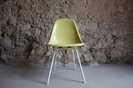 Charles eames lounge chair wurde vom amerikanischen designer charles eames und seiner ehefrau und auch möbeldesignerin ray eames. Stuhl Charles Eames V Herman Miller Fiberglas Canary Yellow Gelb Design Ikonen