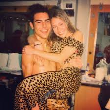 Maybe you would like to learn more about one of these? Sofia Arruda E Tiago Aldeia Repetem Pose De Morangos Com Acucar De 17 Anos Atras Holofote