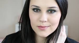 Après l'application du mascara vous pouvez appliquer du blush, du gloss, du rouge à lèvres. Comment Se Maquiller Quand On Est Brune Conseils Astuces Et Tutos