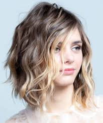 Dai bob messy e ribelli ai tagli scanditi da scalature versatili che mettono in risalto il colore, i trend per la bella stagione ci invitano a sperimentare. Taglio Capelli Mossi Media Lunghezza 2021 Saldi Online Off 59
