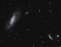 Se você olhar com atenção para a imagem acima irá ver que existem muitas galáxias vagando pelo campo de visão do telescópio espacial hubble, mas lógico que a que chama a atenção é essa bela galáxia espiral barrada, conhecida como ngc 2608. Gustavo Lopez Gustavo9612 Profile Pinterest