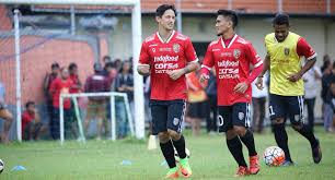 Baskets, bowls, batiks—bali has it all. Bali United Spieler Prasentiert Next Gen Nike Hypervenom Phantom Iii Df Fussballschuhe Nur Fussball