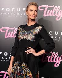 фильм опасный бизнес смотреть онлайн бесплатно в хорошем качестве 25 Famosas De Mas De 40 Que Siguen Estando En La Lista De Las Mas Bellas Charlize Theron Mejor Vestido Famosos