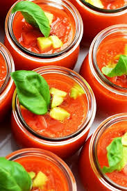 Der Abend An Dem Ich Rot Sah Unser Fabelhaftes Red Dinner Und Mein Rezept Fur Eine Sommerliche Wassermelonen Gazpacho Im Gazpacho Rezepte Lebensmittel Essen