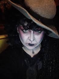 I guess I should say hello! My names Quinn Eager I've been a scare actress  for 12 years of my life. My first ever haunt I was a volunteer at hundred  acres