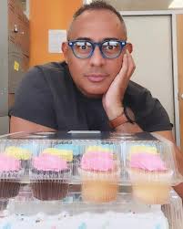 Momento sweet por parte de los colegas del job ,celebrando Mayo el mes de  mi cumple ❤️ 55 y palante ! Happy weekend to ya'll 🍸 #tauro #weekendmood  #matureman #daddy55