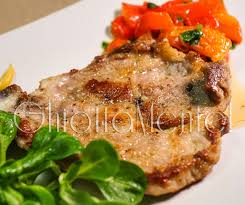 Filetto di maiale malgascio affettate il maiale in medaglioni spessi 6 mm e infarinateli da entrambi i lati. Bistecca Di Maiale Con Burro Limone E Farina In Padella Di Ghisa Ghiottamente