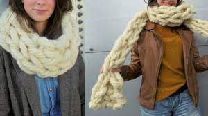 A vous tous finira, après tout sous le bras de l'internet. Un Snood Et Une Echarpe Tricotes Avec Les Bras Femme Actuelle Le Mag