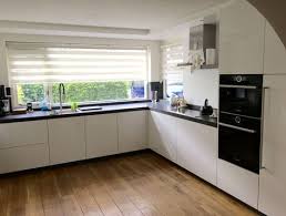 mooie greeploze keuken waarbij er voor gekozen is om ook tussen het werkblad en de keukenfronten de greeplijst weg te laten het keukens keuken keukenrenovatie