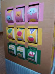 ガムテープの芯 不織布の芯などの廃材を使って 絵合わせスロットを作ってみた 手作りおもちゃ 0歳児 手作りおもちゃ 手作り おもちゃ 0歳