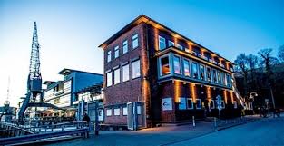 Schnell noch duschen, bevor man unausgeschlafen zum frühstück im hotel eilt, um sich für seinen strandausflug zu stärken. Das Erste Haus Am Platz Das Fischereihafenrestaurant Hamburg Guide