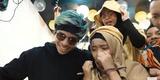 Check spelling or type a new query. Wow Atta Halilintar Beri Hadiah Handphone Seharga Puluhan Juta Untuk Pegawainya Merdeka Com
