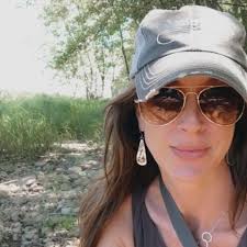 在公眾反彈引起關注她的「健康」,以及她怎麼了,Ariana Grande  拍手回:「我聽過每個版本,我有什麼問題,然後你修正它,然後它因為不同的原因就錯了。」