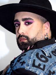 Gracias de corazón por tanto amor. Cada palabra, cada mensaje, cada abrazo  virtual me llega y me sostiene. No hay nada más hermoso que sentirme  acompañado en este camino tan intenso. Estoy