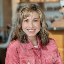 I had a great conversation with Kris Ward recently about the power of  having help...someone to keep things moving in your business. 💪 I'm  blessed with a GREAT executive assistant, and her