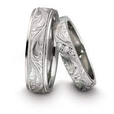 While Most Married Men Choose To Wear A Wedding Band Most Guys Typically Settle For A Plain Comfort Camo Wedding Rings Cool Wedding Rings Mens Wedding Rings