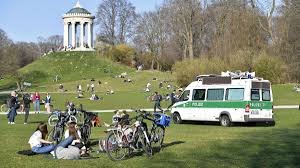 Des weiteren tipps für kostenlose hier findet ihr eine umfassende zusammenfassung, wo ihr im englischen garten parken könnt sowie weiter unten eine übersichtskarte „englischer garten. Corona Munchen Polizei Raumt Komplette Wiese Im Englischen Garten Arger An Hotspots Munchen