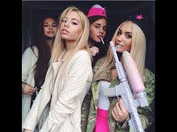 Она играла в футбол и хотела построить вокруг. Pacanki 3 V Detstve Youtube