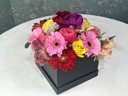 Cerca tra 52013 immagini da colorare, silhouettes e tutorial per disegnare. Flower Box Di Fiori Misti Di Stagione Fiorit Fiori A Domicilio A Firenze