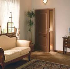 كيفية رسم باب خشبي جديد طلاء الأبواب الخشبية بالورنيش الحجج المؤيدة لاختيار طلاء الباب قبل الانتهاء من آخر