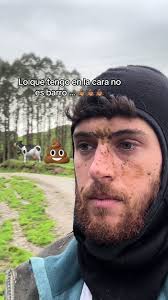 La realidad de trabajar en el campo: Vaca y barro