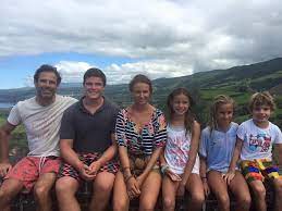 Ema, de 11 anos, mia, de 8 e max, de 5. Pedro Lima Nao Para Desde O Nascimento Da Filha Movenoticias