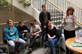 Privatkunden finden gute beratung und service bei der vr bank neumünster eg. Johannes Heidenhain Gymnasium Traunreut Besuch Bei Der Vr Meine Raiffeisenbank Eg In Traunreut