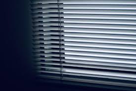 オフィスの窓から入る光がまぶしい！職場でできるまぶしさ対策 | オフィサポ！