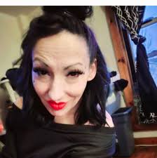 In a dimly lit local bar, a man stepped onto the makeshift stage, drawing  curious glances. With a beard, a hat pulled low, and an uncanny resemblance  to an older Eminem, he