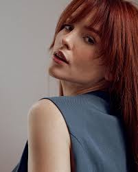 Dziewczyna z grzywką 🦊 Fot. @martamachej #model #aktorka #ruda #gingerhair  #smile #beauty