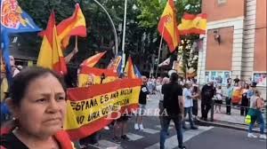 🔴 Una multitud de manifestantes se ha plantado en la calle Ferraz para  cantar al unísono “Pedro Sánchez h*jo de p*ta”.