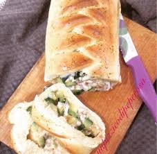 Si prepara velocemente, anche se deve avere il tempo x la lievitazione, ma ponete l'impasto in una ciotola leggermente infarinata, chiudete con della pellicola per alimenti e mettete in forno spento per 1 ora o fino al raddoppio del suo volume. Treccia Di Pan Brioche Salata Ripiena Un Pizzico Di Pepe Rosa
