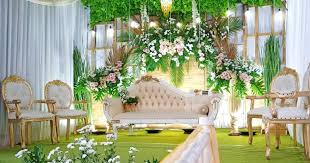 Pelaminan dan dekorasinya yang minimalis memang pas digunakan untuk konsep outdoor. Sedia Paket Pernikahan Rumah Murah Tanpa Catering Full Dekorasi Paket Pernikahan Daniico Wedding Planner Semarang