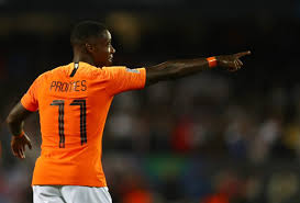 Hij verruilde in februari 2021 ajax voor spartak moskou, dat circa 8,5 miljoen euro voor hem betaalde, exclusief eventuele bonussen. 90plus Ajax Amsterdam Vor Verpflichtung Von Quincy Promes 90plus