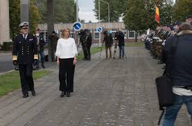 C'est la première fois qu'une femme accède à cette fonction dans un gouvernement fédéral. Belgian Defence On Twitter Aujourd Hui La Nouvelle Ministre De La Defense Mod Mme Ludivine Dedonder Se Rend Au Quartier General D Evere Elle Est Accueillie Par Le Chef De La Defense Chod L Amiral
