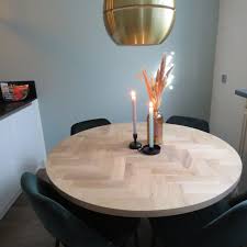 ronde eiken visgraat tafelblad lawica tafel rond hout ronde eettafel eetkamer idee