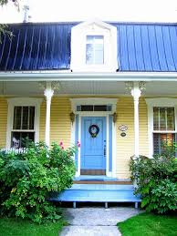 Maison Jaune Avec Porte Bleue House Exterior Blue House Exterior Exterior House Colors
