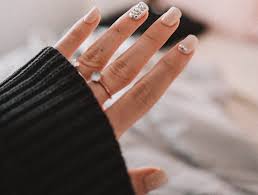 Diseños de uñas con colores sólidos y apliques de piedras que quedan hermosas y los dedos bonitos como tambien originales donde la elegancia es uno de los factores más destacados. Disenos De Unas 2020 Que Necesitas En Tu Vida Harper S Bazaar