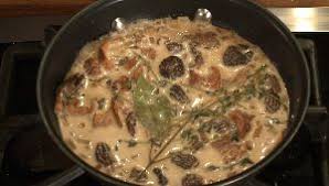 Sauce Aux Morilles Ou Chanterelles Pour Supremes De Poulet Food Mushroom Recipes Recipes