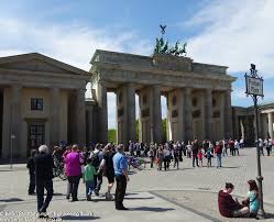 Das Brandenburger Tor In Berlin Visit The Brandenburg Gate Ion Berlin Tour Berlin Touren Fremdenfuhrer