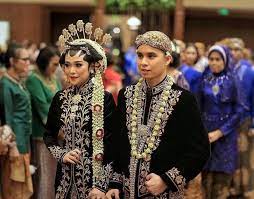 Hingga saat ini kebaya selalu mengalami perubahan dalam model atau desainnya yang eksis selalu mengikuti perkembangan dunia mode. Nama Pakaian Adat Jawa Timur Dan Keunikannya Blog Sintesa