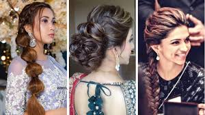 Ponytails look great on designer sarees with asymmetric or geometric prints. 21 Stylish And Beautiful Indian Hairstyle For Saree Tikli